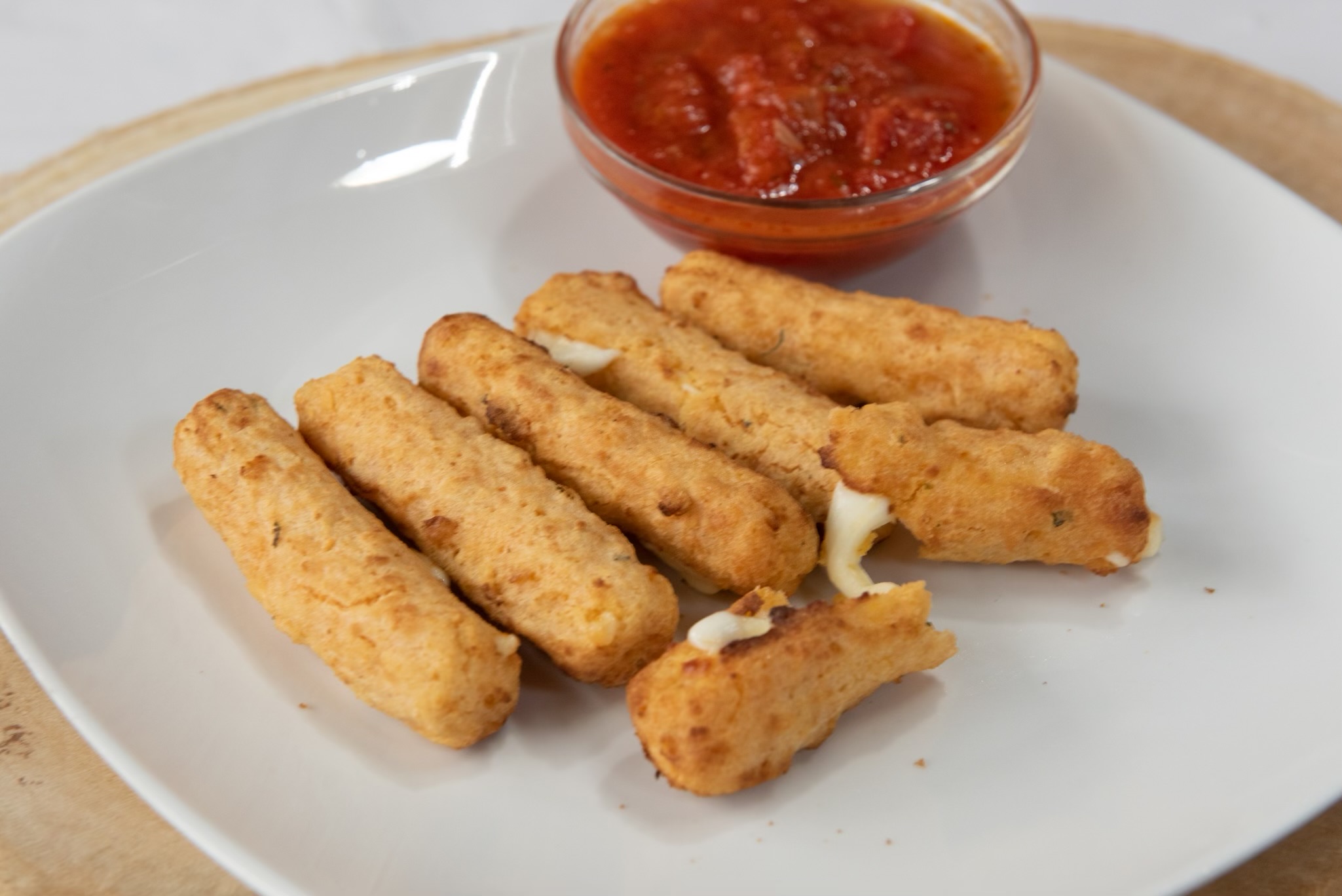Mozzarella Sticks (6 Pcs).