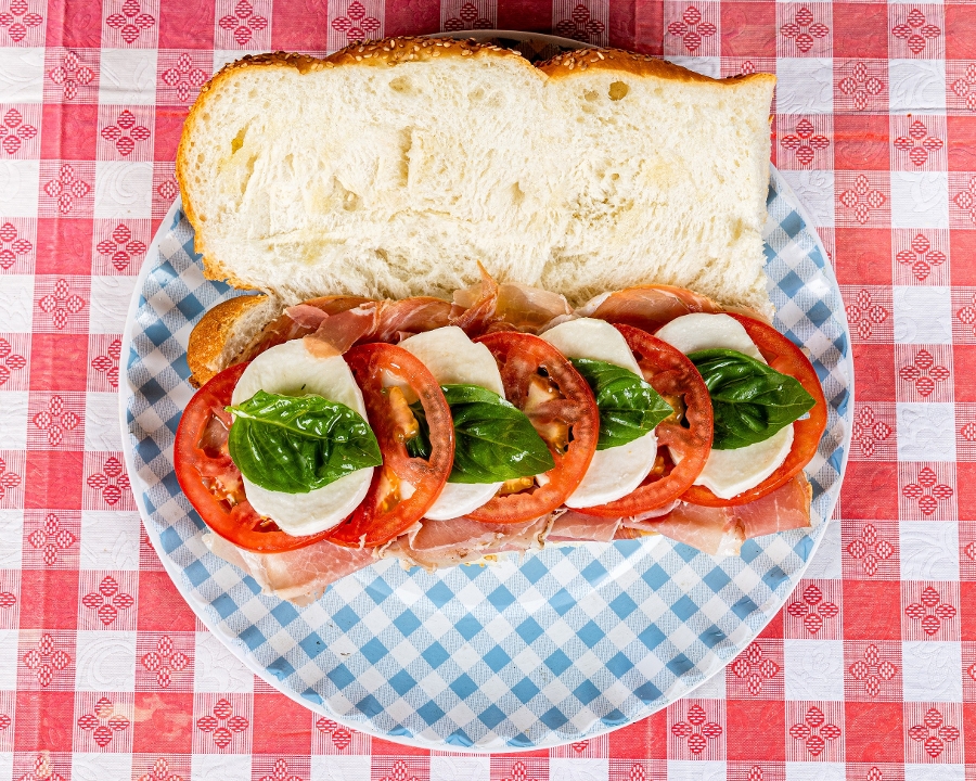 Prosciutto, Mozzarella, Tomato, Basil & Oil.