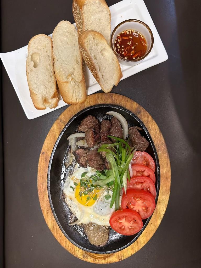 Steak & Eggs (Bo Ne).