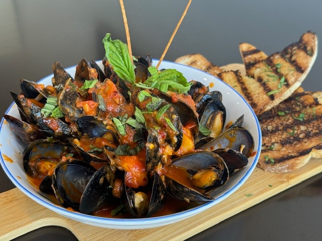 Mussels in Fra Diavolo/Marinara Sauce?White Wine Sauce.