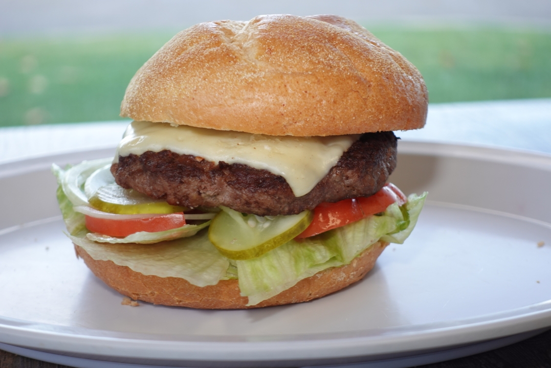 Deluxe Cheeseburger.