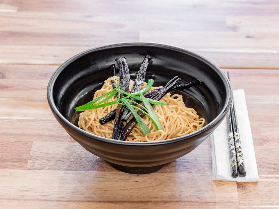 D-4 Scallion Oil Noodles (蔥油拌面).