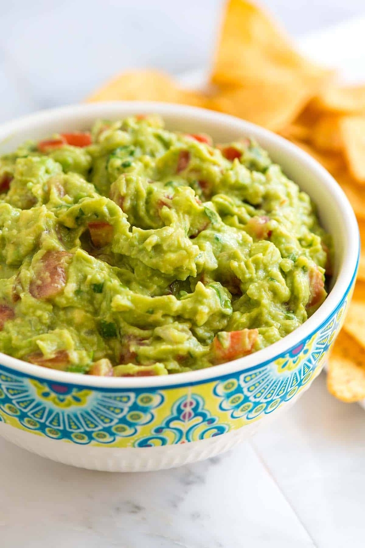 Guacamole 12oz cup w/chips.