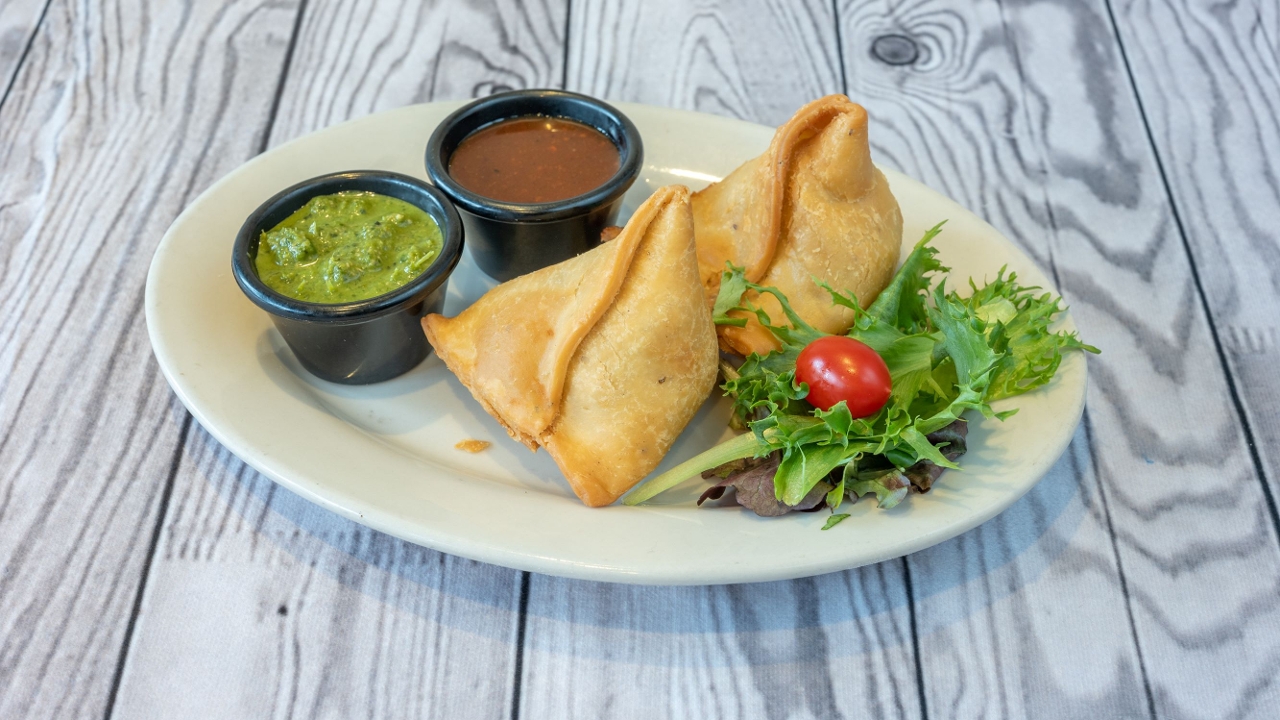 Vegetable Samosa (2 pcs).