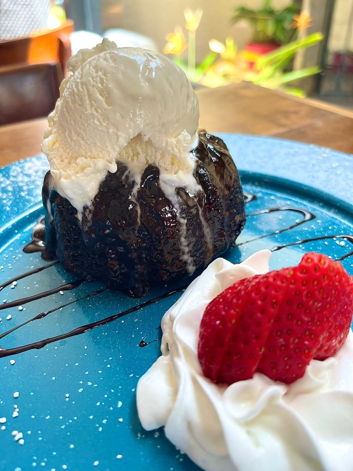 Queens' Lava Cake con Helado de Vainilla.