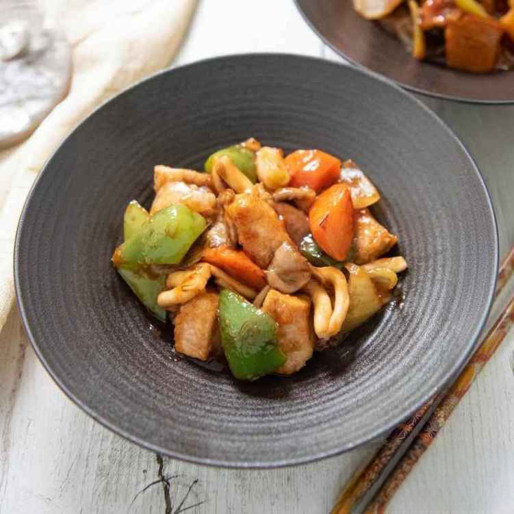 HS17. 骨香龍利球/Stir-Fried Whole Sole Filet w. Vegetable on Crispy Bones.