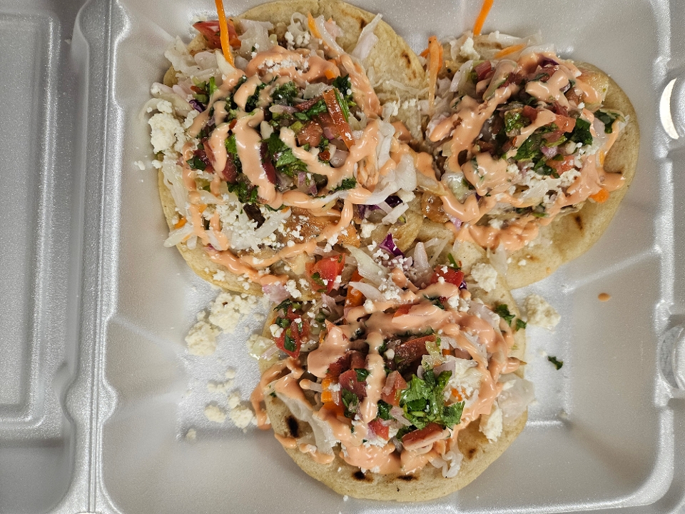 Tacos with choice of meat (2 tacos).