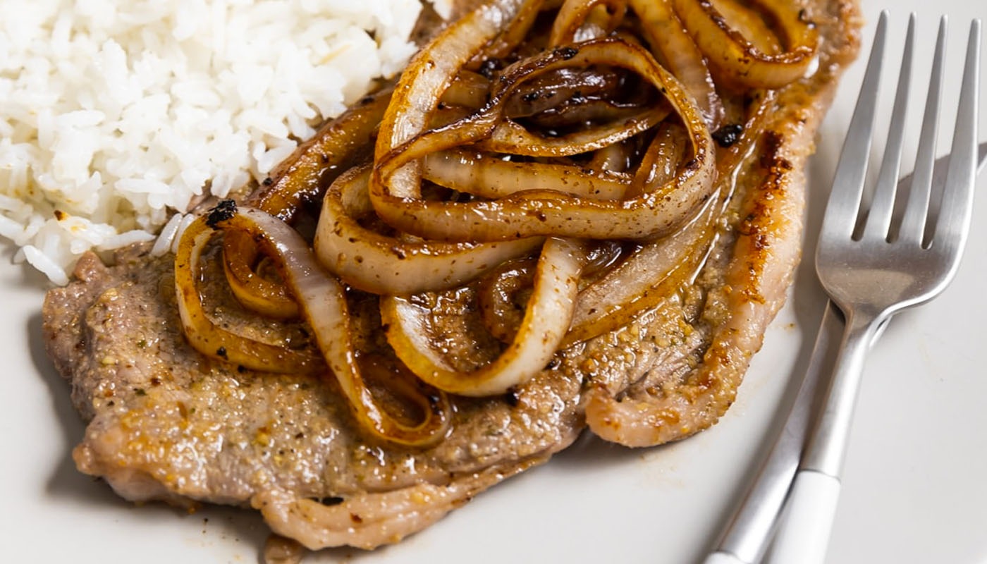 Steak with onions (Bistec Encebollado).