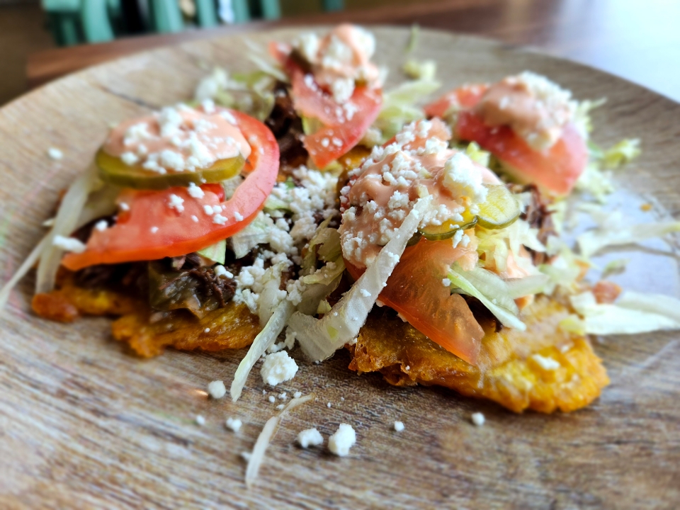 Tostones locos/ Crazy loaded tostones.