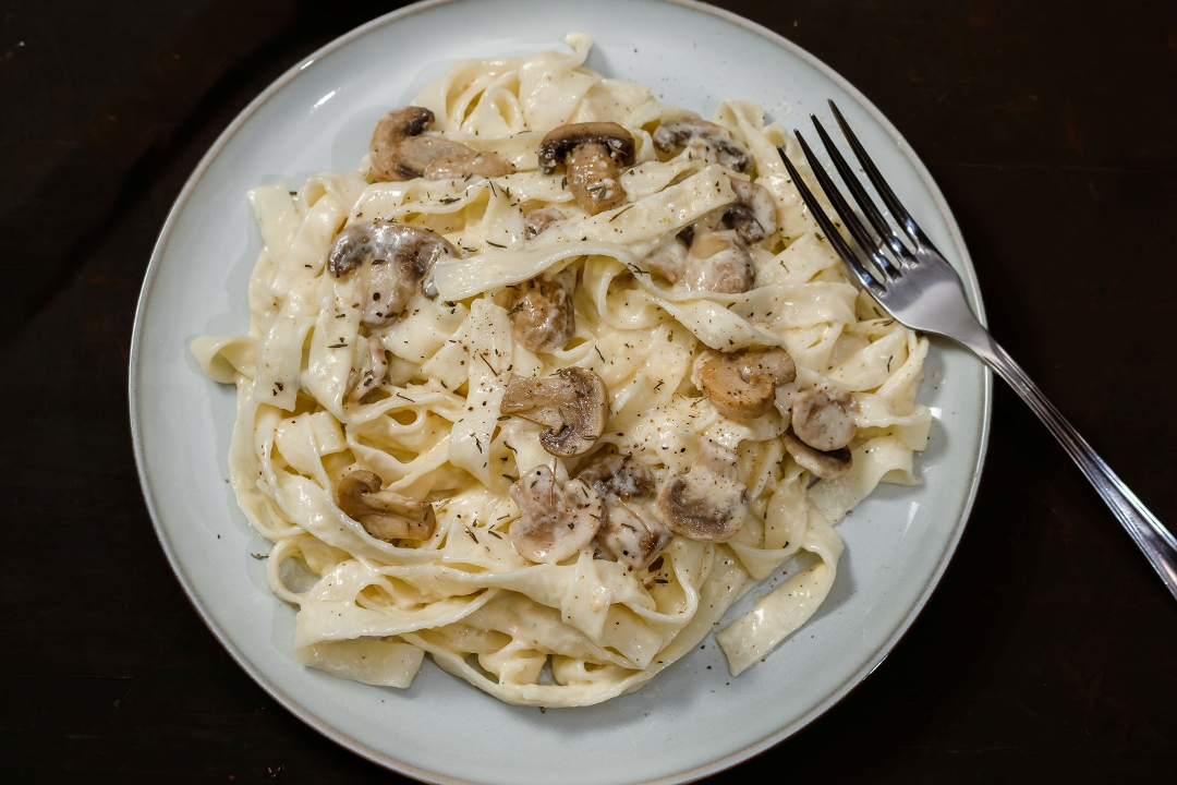 Alfredo Pasta with Garlic Naan.