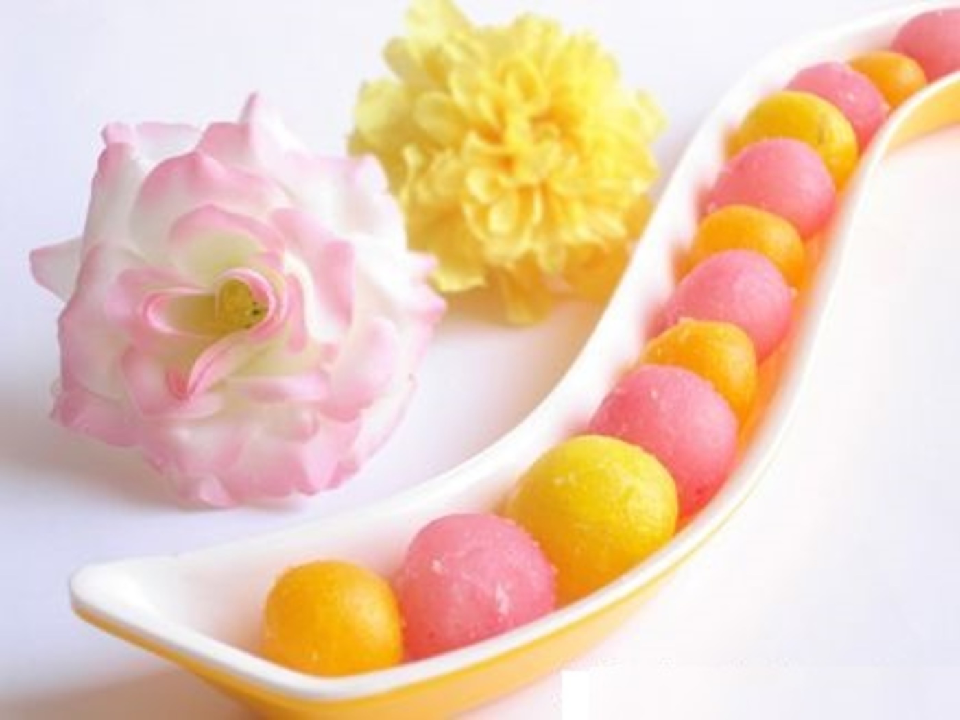 Rasgulla Saffron and Rose Mini Mix ( 12 PCS ).
