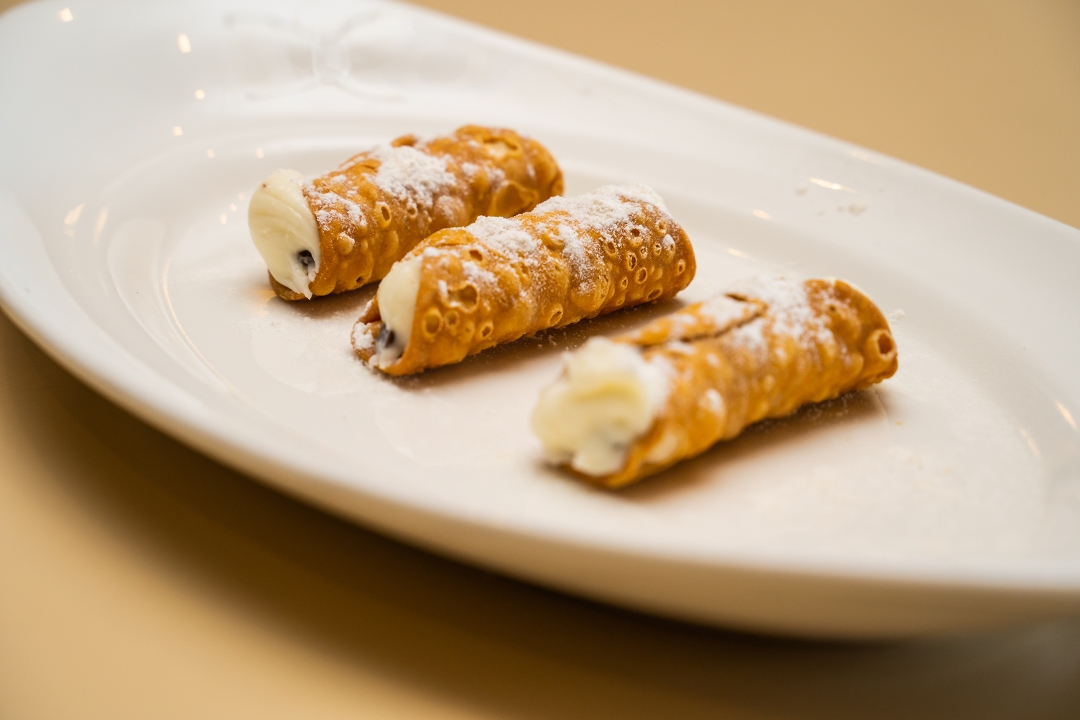 3 Mini Cannoli.