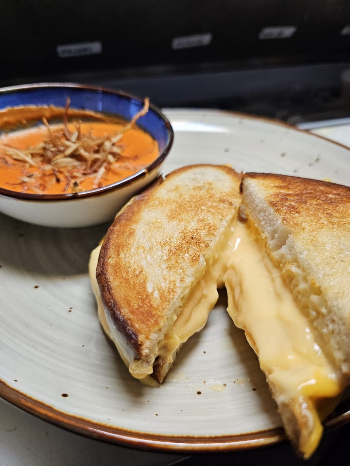Urban Grilled Cheese w/Tomato Soup.