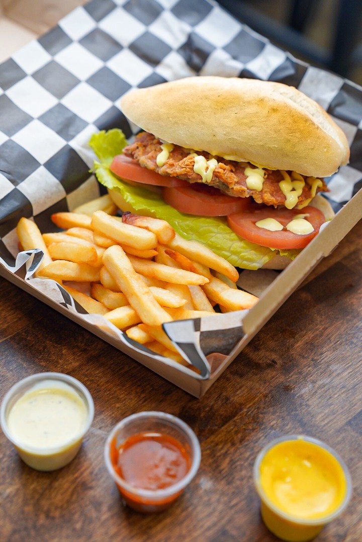 Qata Broaster Sandwich + 2 Sauces.