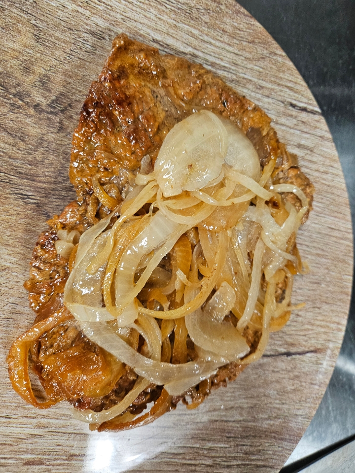 Bistec encebollado/ chopped steak marinated with grilled onions LS.