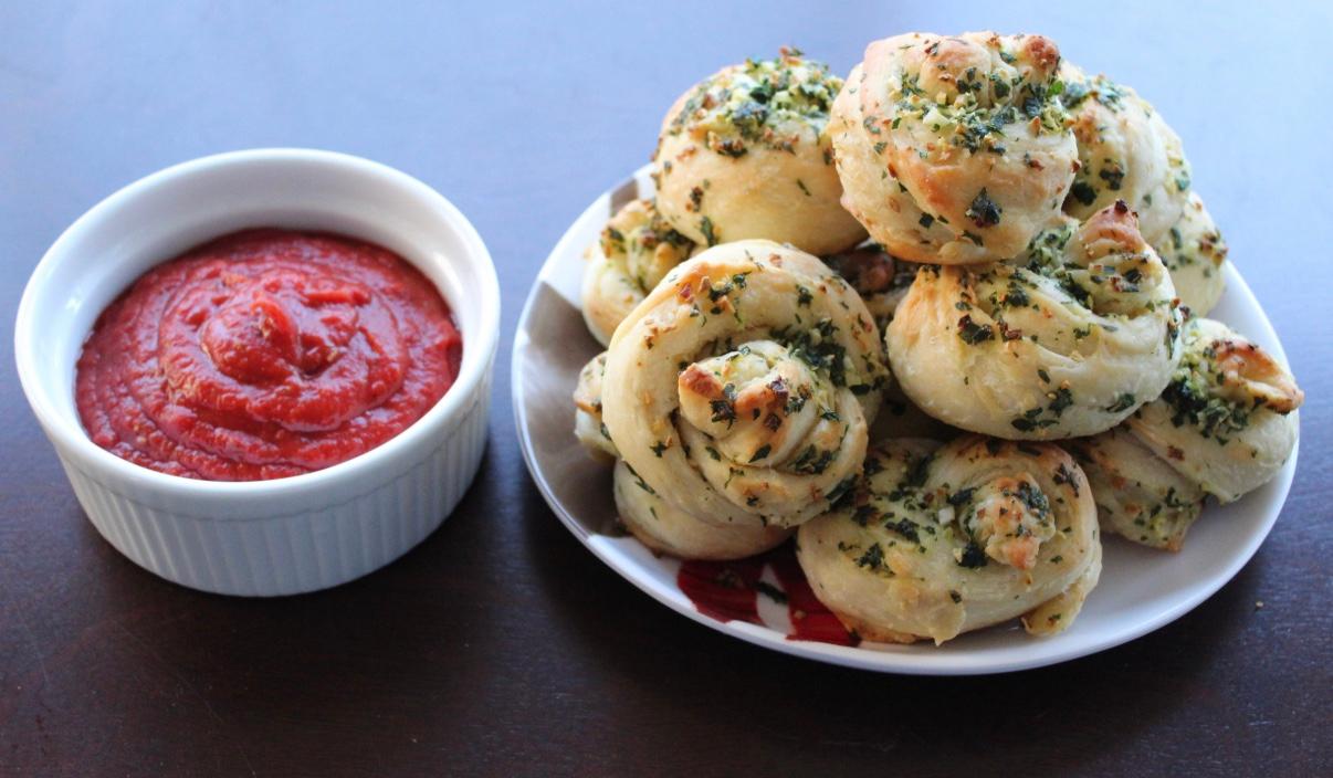 GARLIC KNOTS WITH SAUCE.