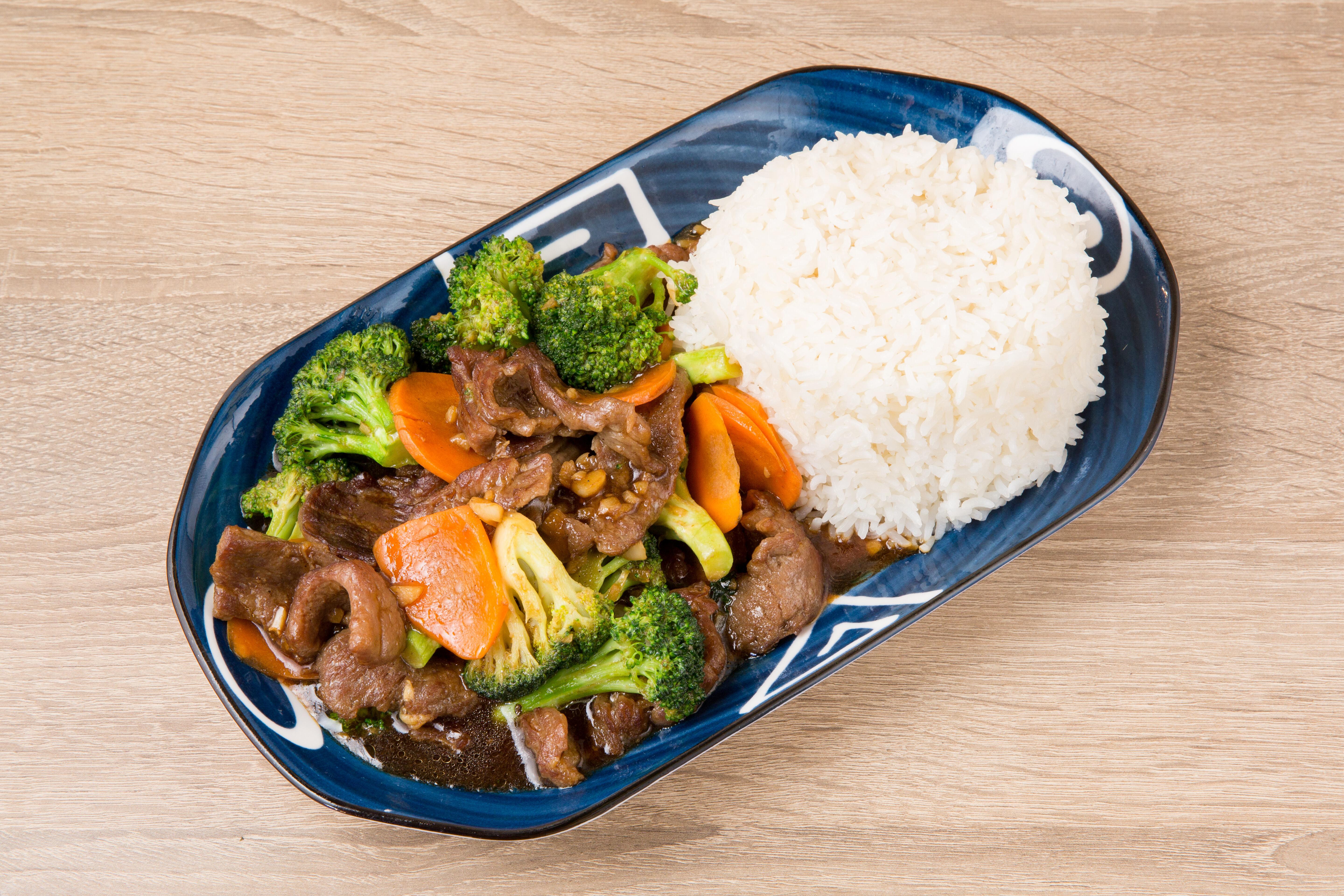 Beef Broccoli Over Rice 芥兰牛盖饭.