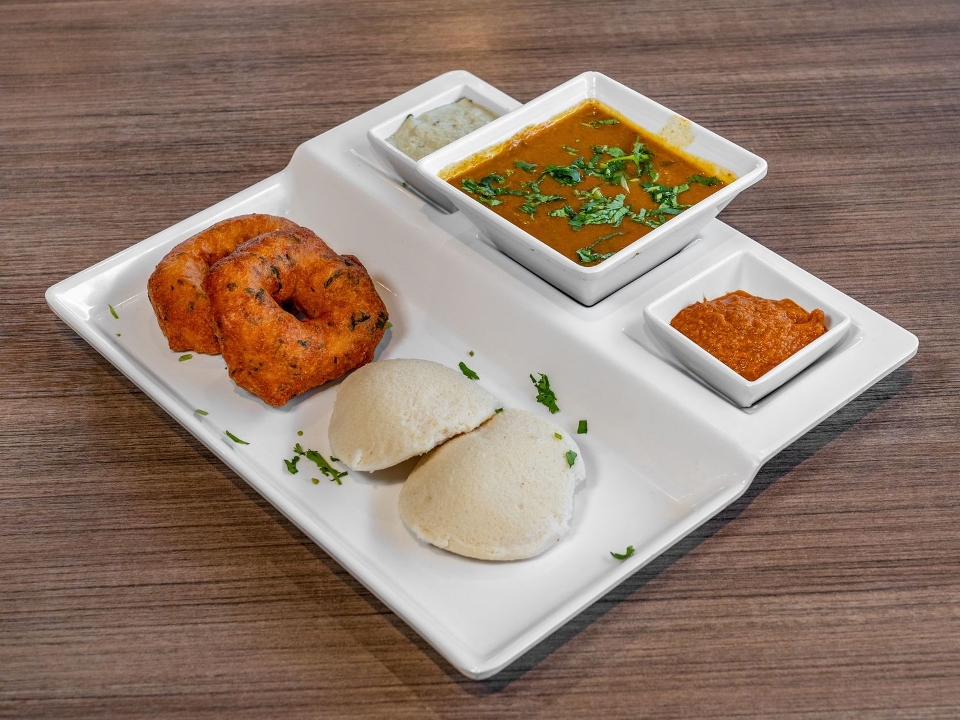 Idli Vada Platter (2 Idli & 2 Vada).