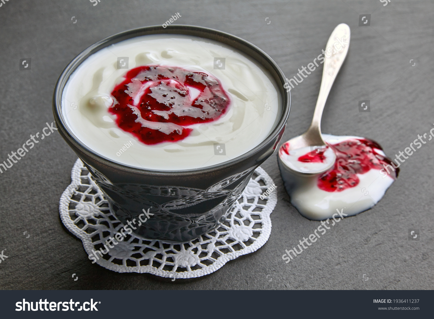 GREEK YOUGART W/ SOUR CHERRY.