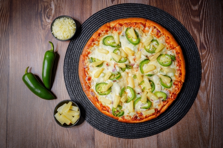 Hari Mirch Pineapple Pizza.