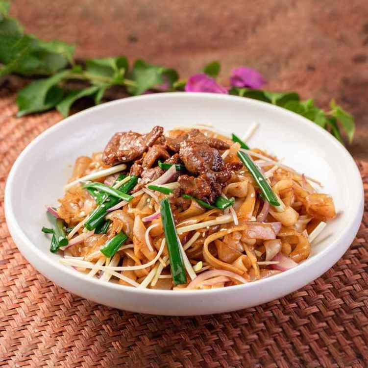 ND8. 乾炒牛河/Wok Tossed Beef Chow Foon.