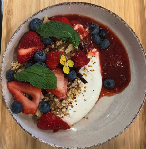 Yogurt w berry parfait.