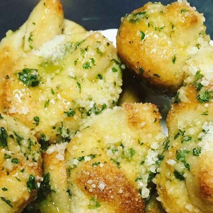 Garlic knots (6).