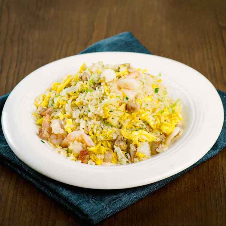 FR8. 菠蘿海鮮炒飯/Pineapple Fried Rice w. Shrimp, Scallop and Squid.