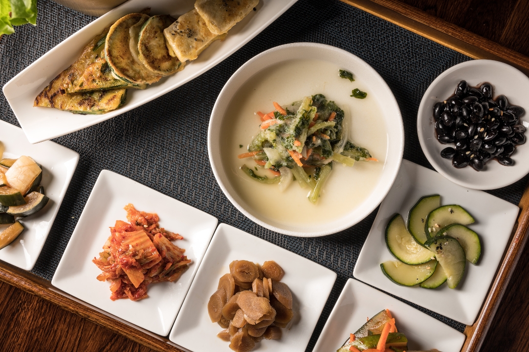 Banchan Full set (Kimchi & condiment set).