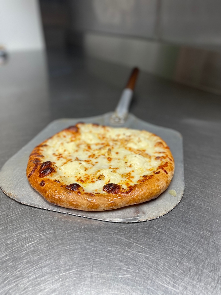 14in LARGE WHITE SPECIALTY PIZZA.