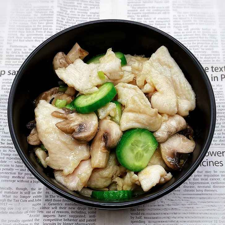 O6. 蘑菇雞片/Moo Goo Gai Pan.
