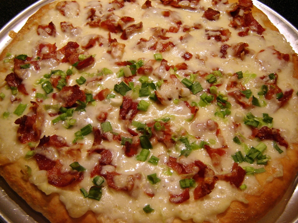 Large 16" Carbonara Pizza.