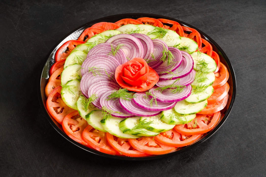 VEGGIE GARNISH TRAY.