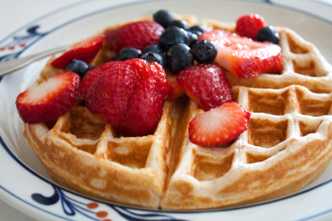 WAFFLE & FRUITS.