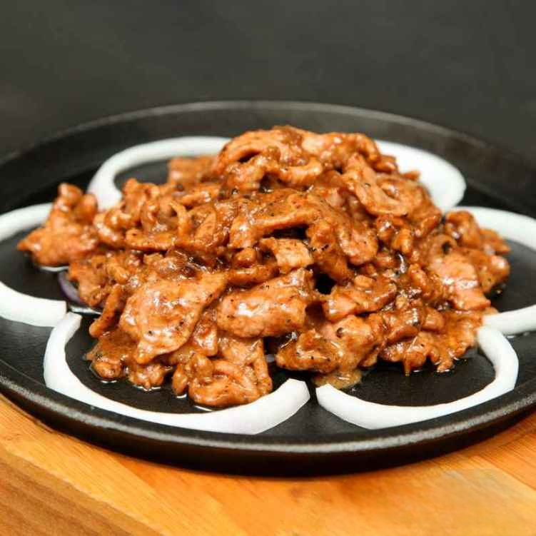 HT3. 鐵板豉椒牛柳/Sizzling Beef Filet w. Black Bean Sauce.