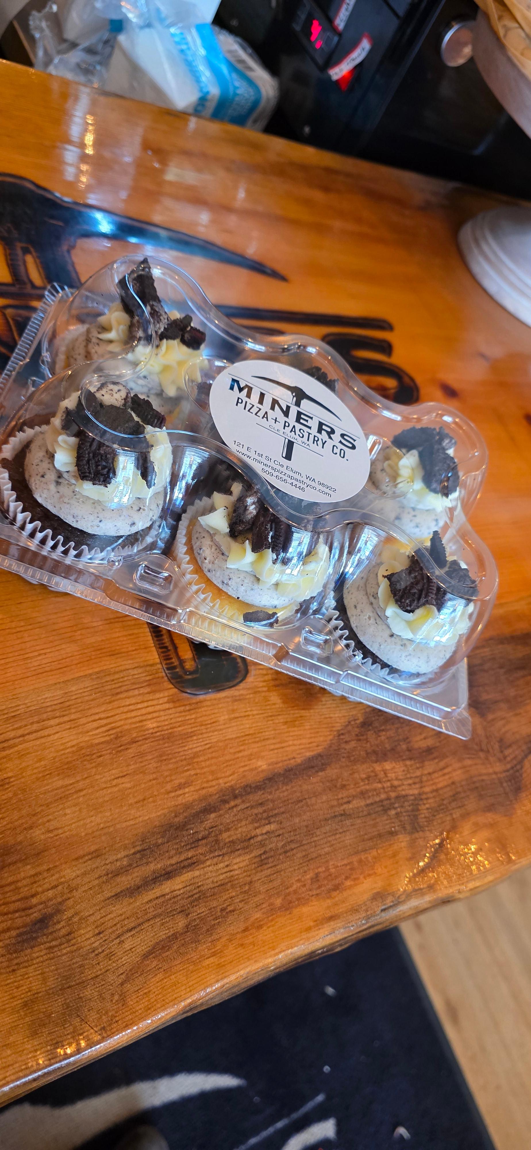 6 pack oreo cupcakes.