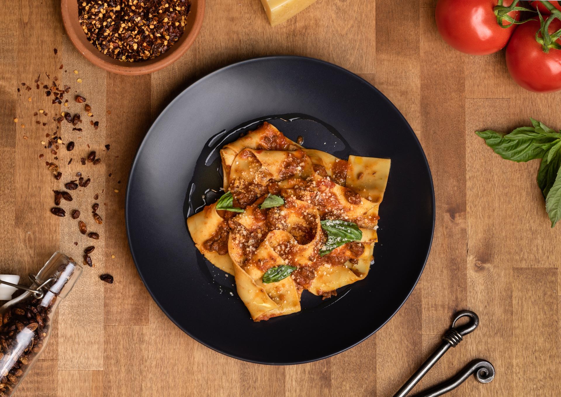 Pappardelle alla bolognese.