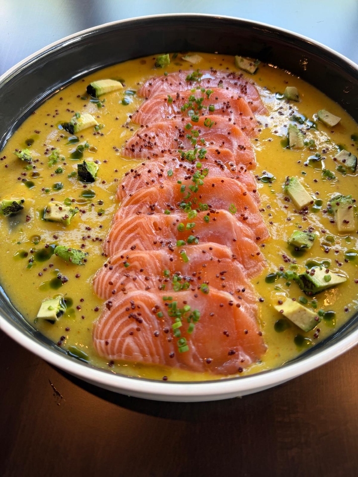 Tiradito Ponzu Trufado con Quinoa Crocante.