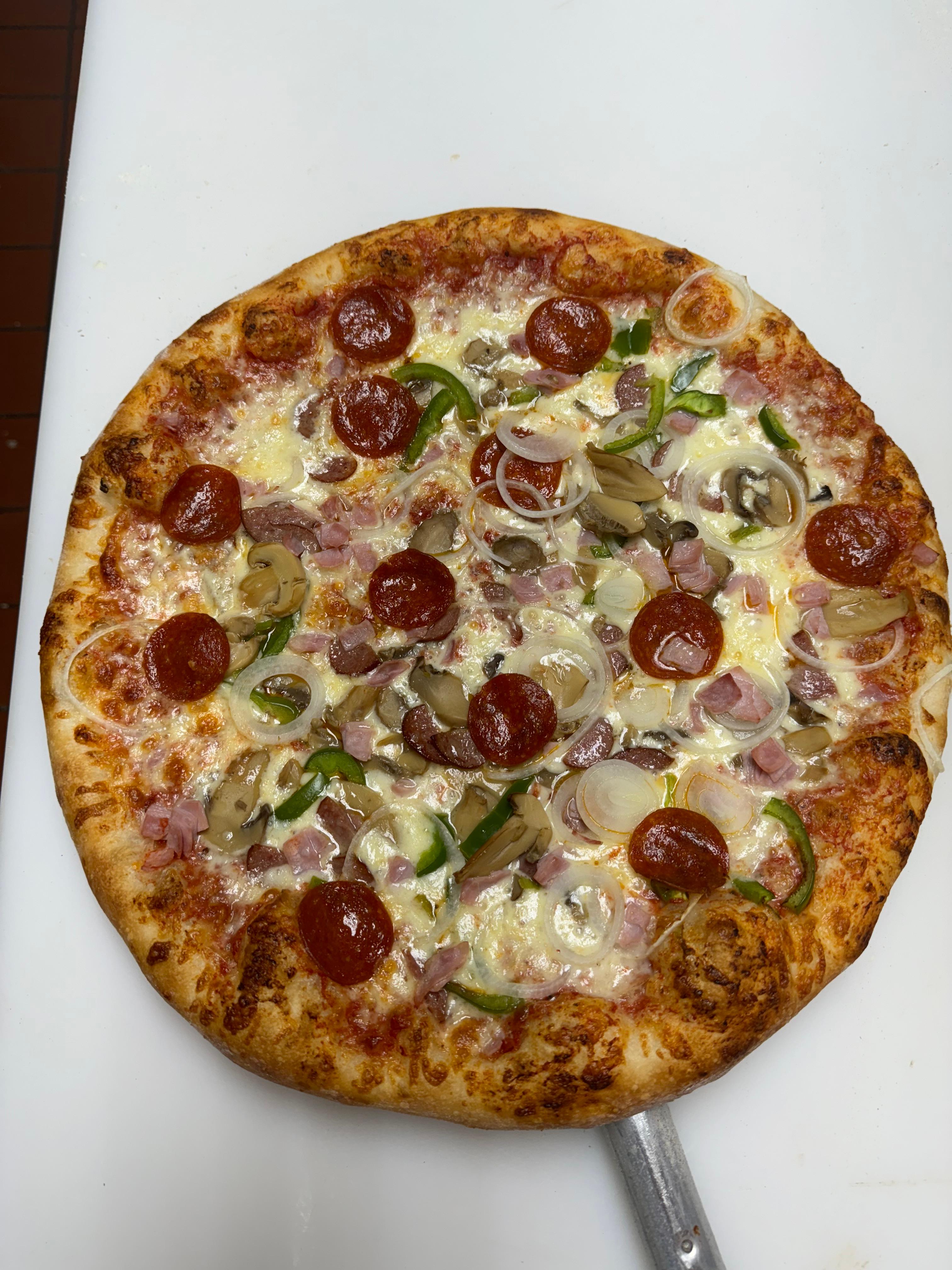 Carinis Special Pizza.
