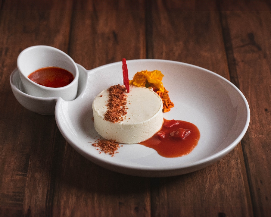 "Goat Cheesecake, cascos de guayaba".