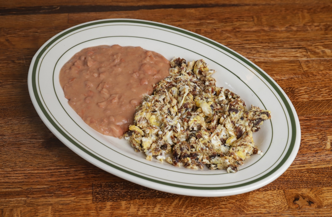 Machacado Con Huevos.