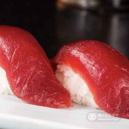 Maguro Sashimi (yellowfin tuna).