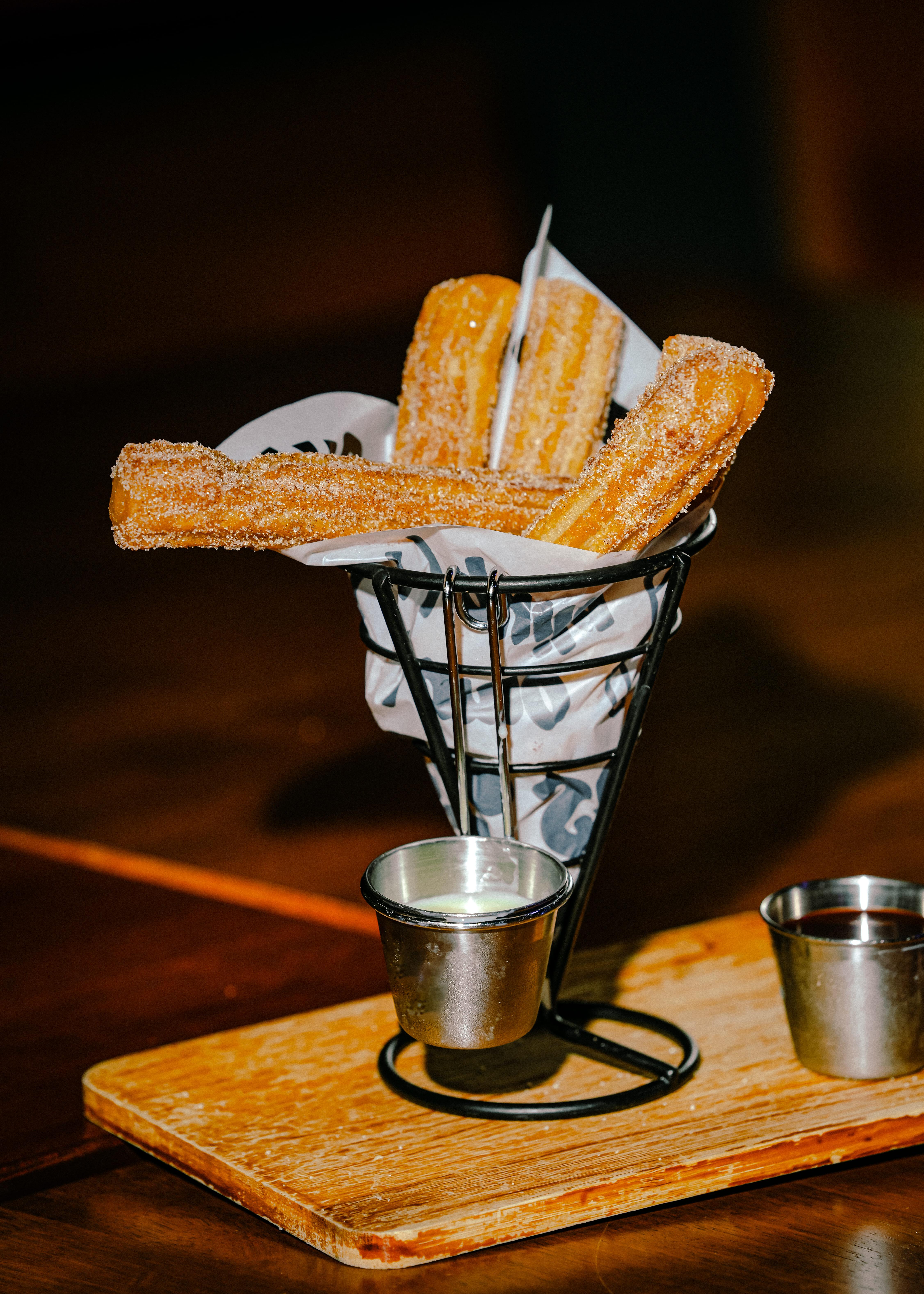 Churros con chocolate y leche condensada.