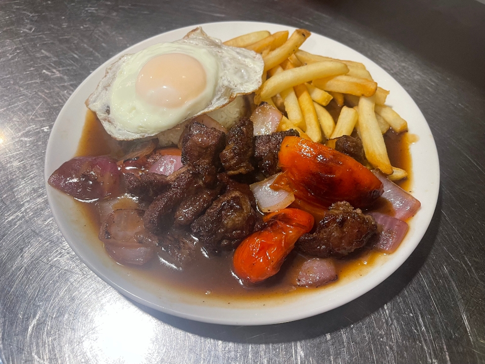 Lomo Saltado a Caballo.