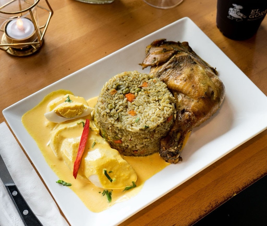 Arroz Con Pollo Y Huancaina.