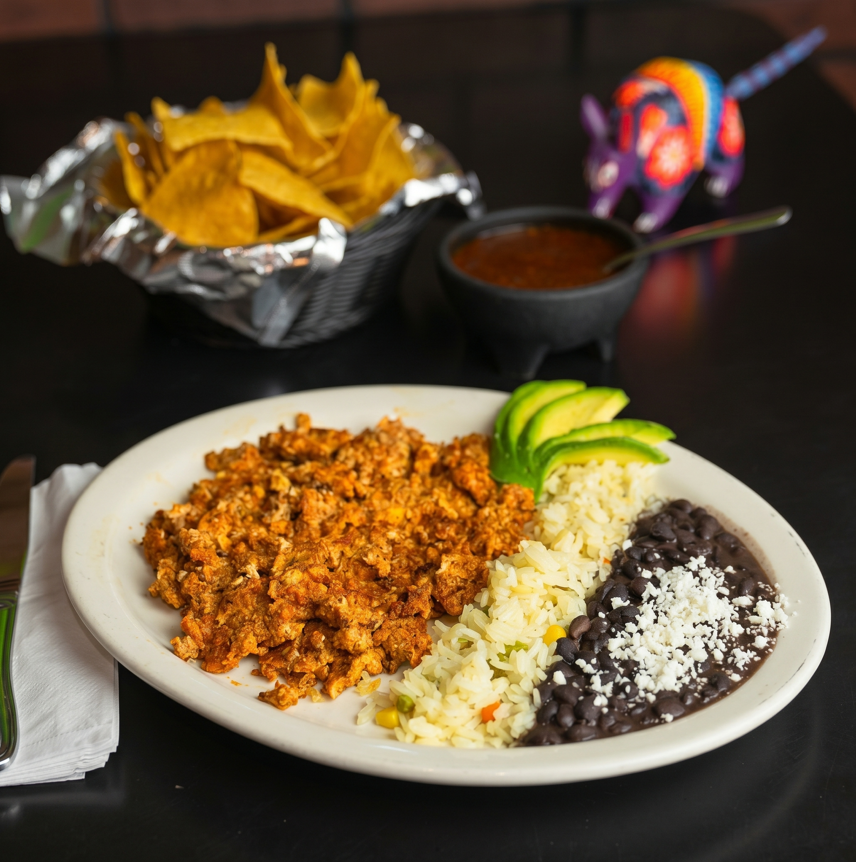 Huevos revueltos con chorizo.