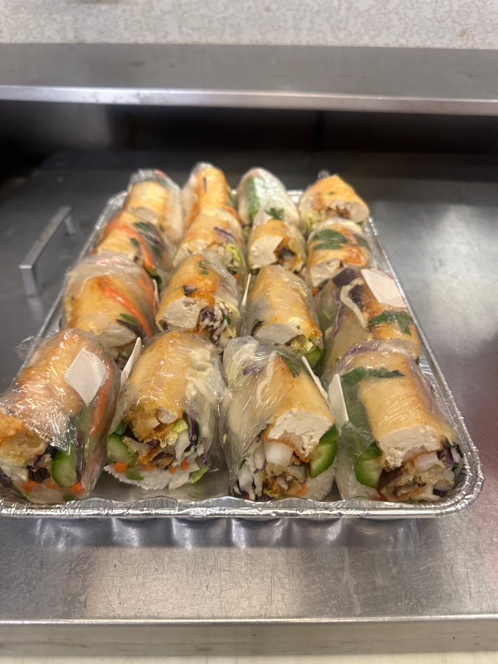 Tofu Springrolls w/ L peanut sauce (VEGAN).