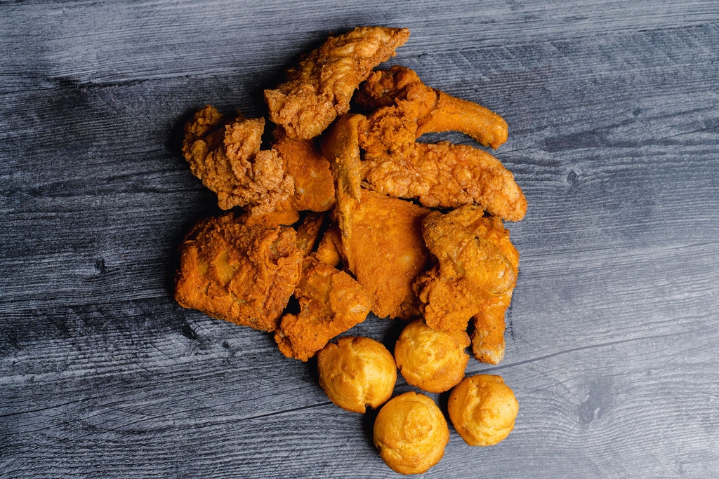 9pc Chicken & 4 Cornbread.