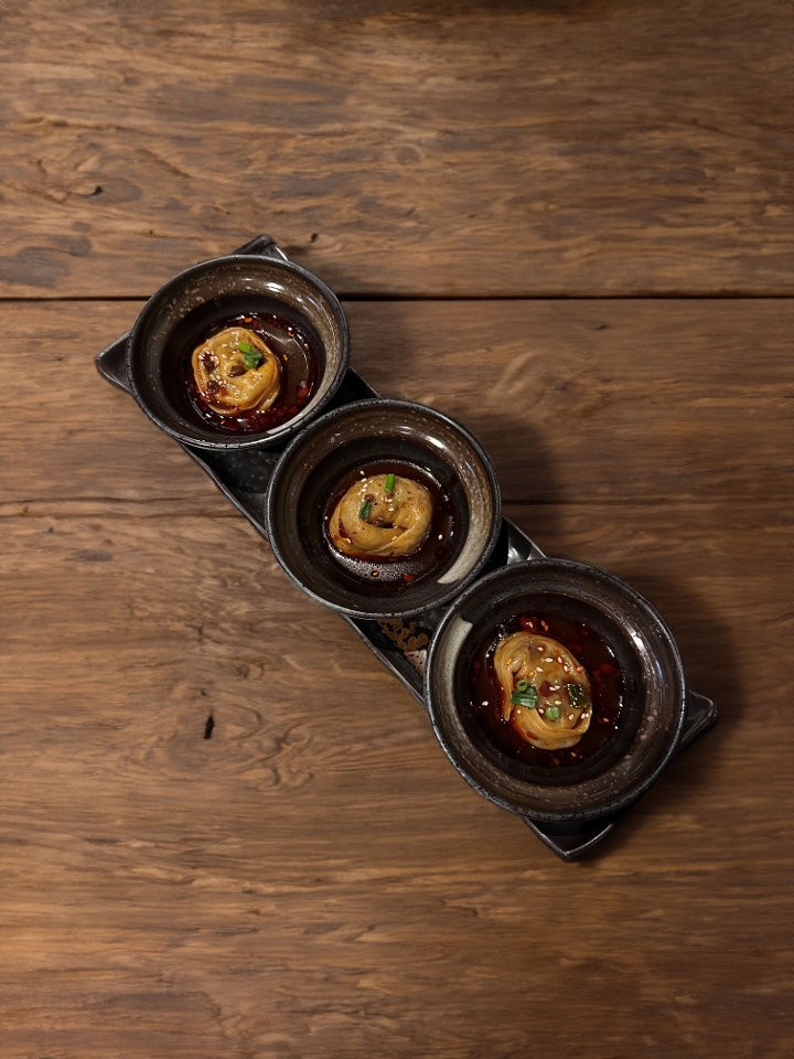 Hot Pot Momos (4 pcs).