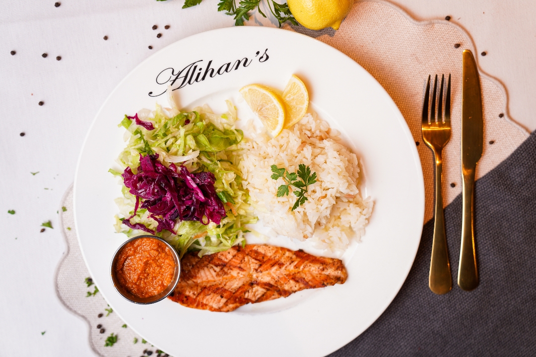 Lunch Salmon, Salad.